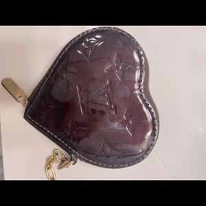 LOUIS VUITTON
Vernis Heart Coin Purse